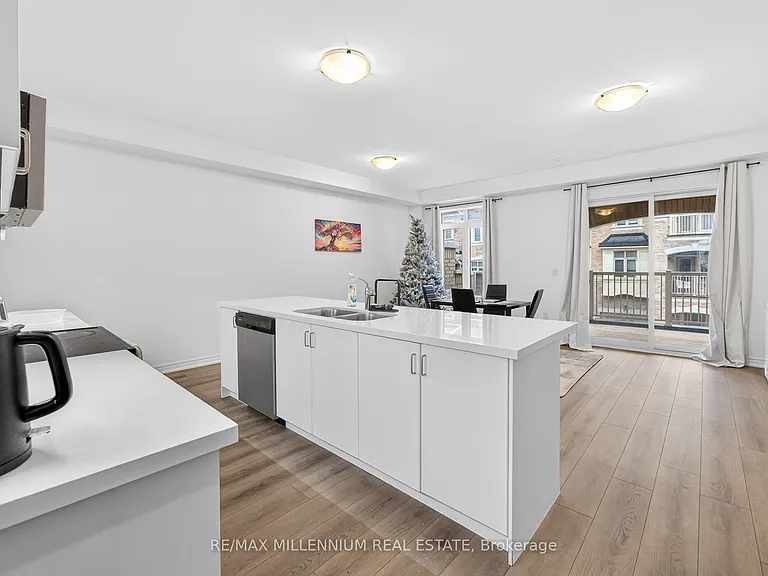 505 Dundas St E — Photo 27