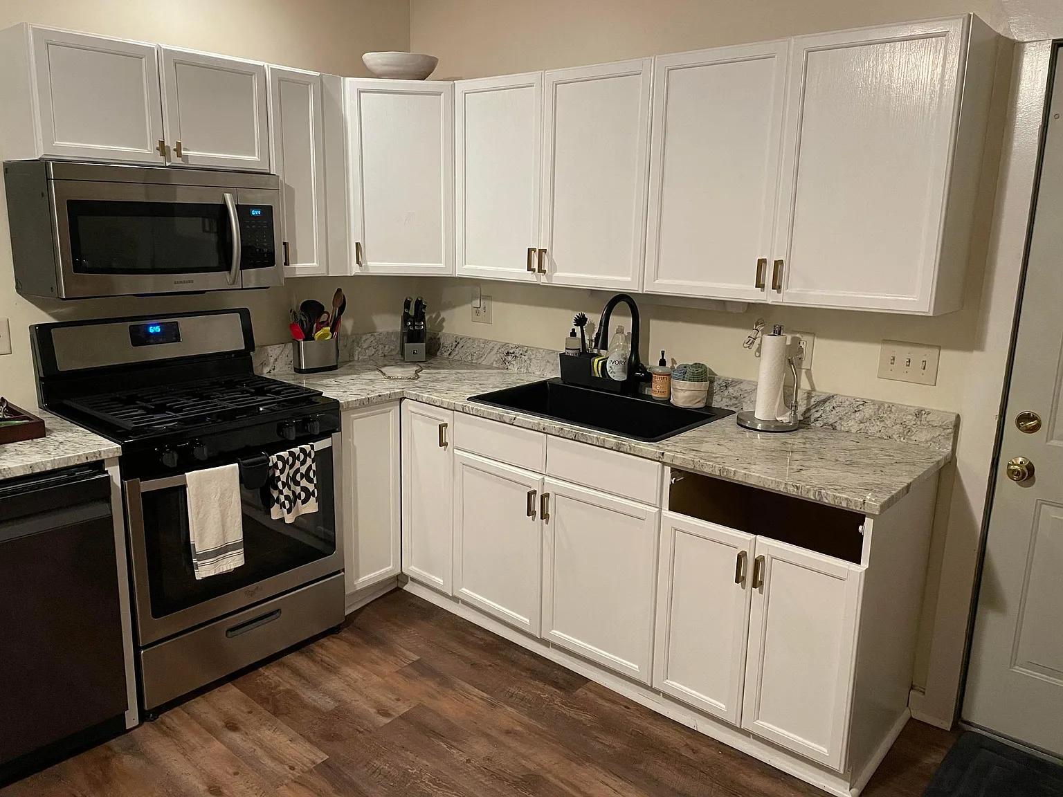 3 bed, 1300 sqft, $3,700 — Photo 3