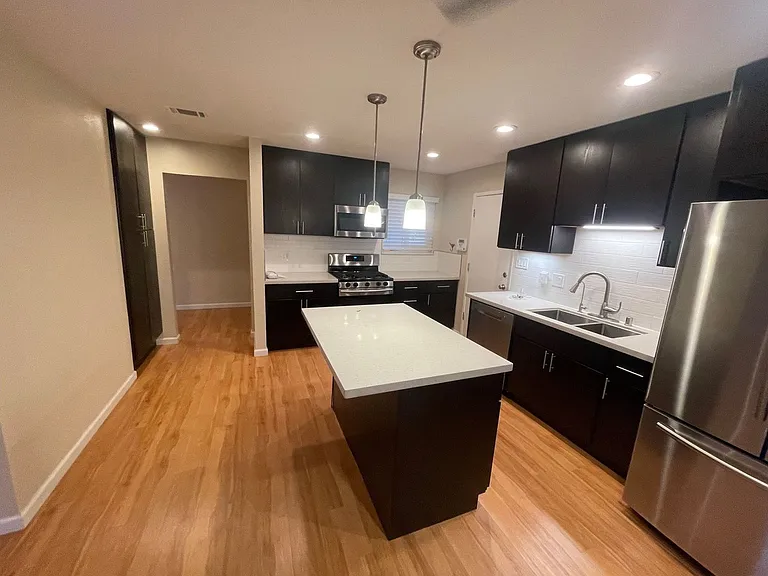 1229 Menlo Dr — Photo 2