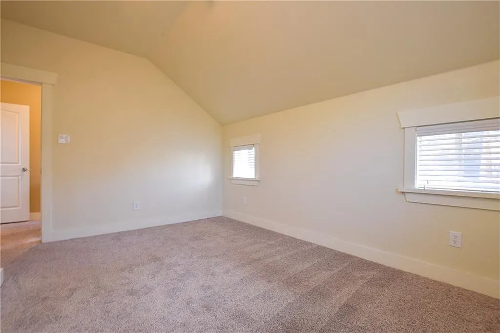3 bed, 1.5 bath, 1100 sqft, $2,200 — Photo 4