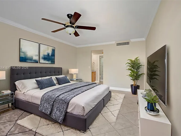 20400 W Country Club Dr #812 — Photo 6