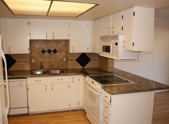 3rd image of 2122 N Calle De La Cienega