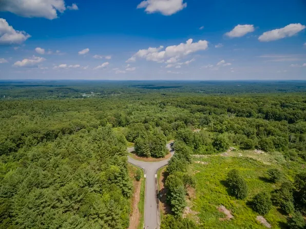 135 Nobscot Dr, Framingham, MA 01701