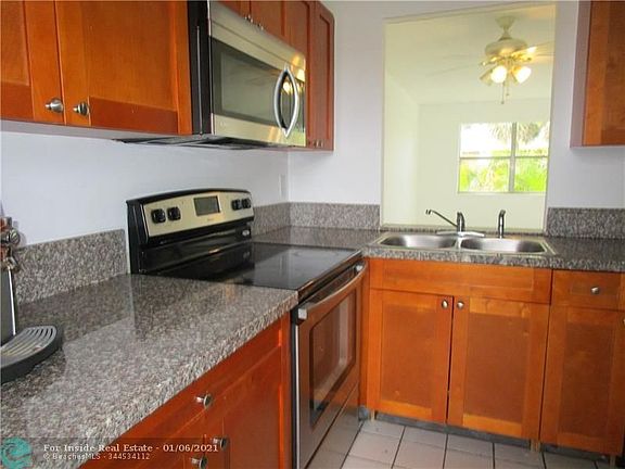 4th image of 560 SE 2nd Ave APT H25