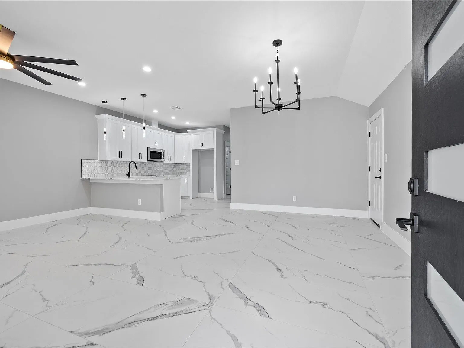3 bed, 2.0 bath, 1251 sqft, $1,800 — Photo 3