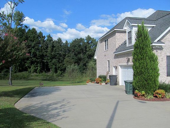 3rd image of 2718 Isaac Dr
