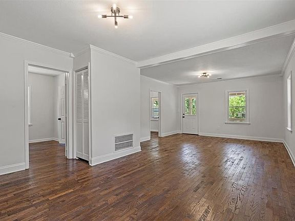 5th image of 304 E 79th Ter