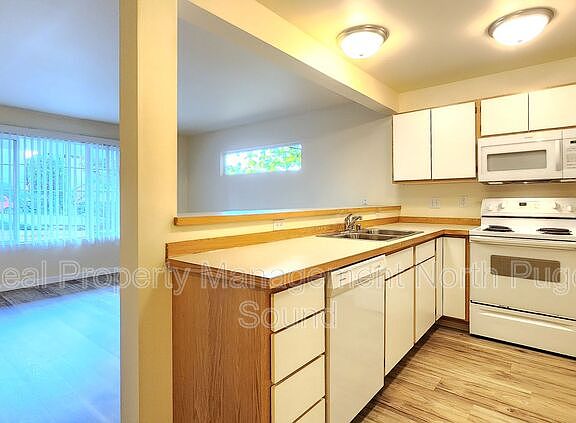 5th image of 3013 W Marine View Dr APT A