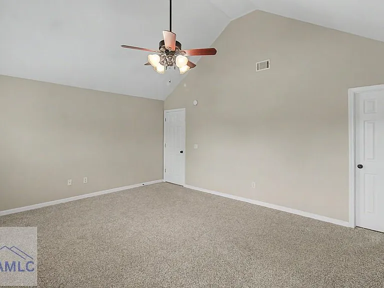401 E Banks St — Photo 25