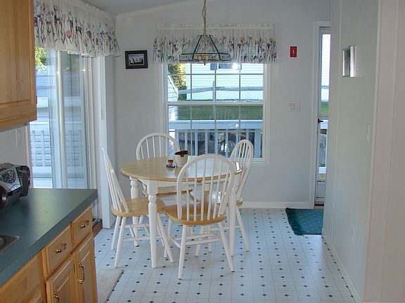 Breakfast Area looking out to Deck
