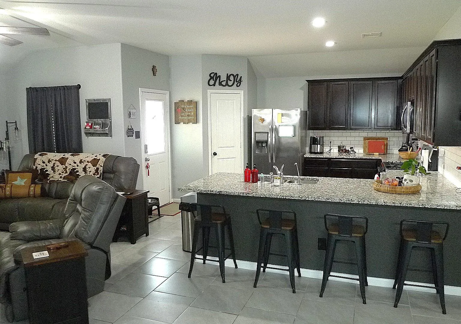 3 bed, 2.0 bath, 1731 sqft, $2,000 — Photo 1