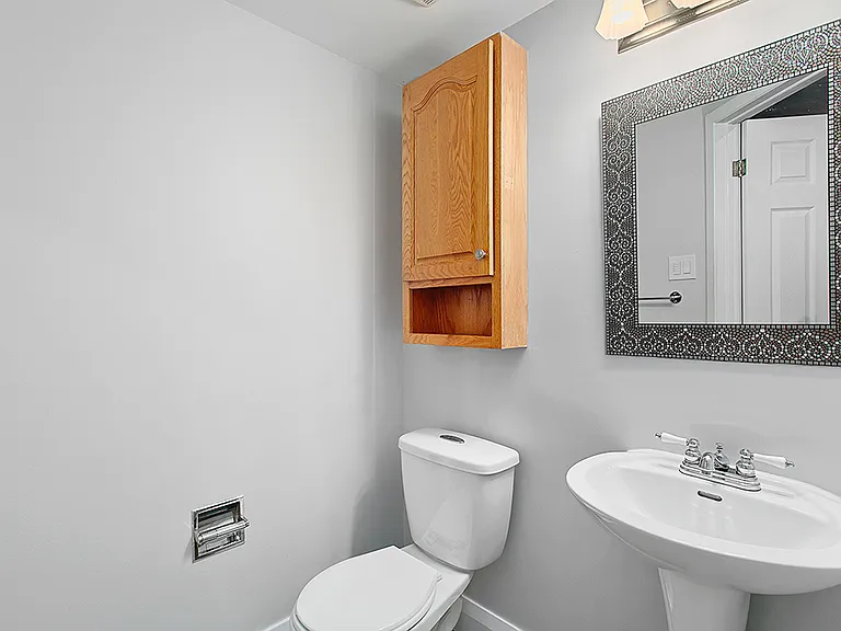1576 Thurlow St — Photo 27
