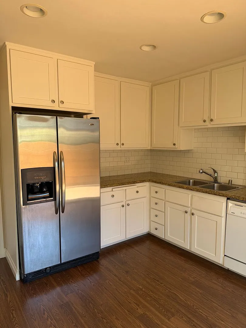 Highly Desirable Park Point Loma Townhome! — Photo 2