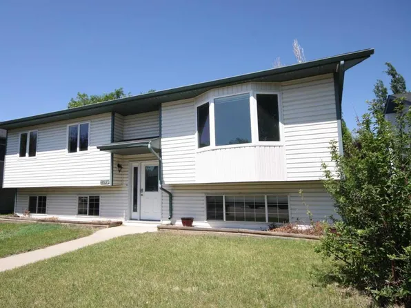 209 S Strathaven Bay, Strathmore, AB T1P 1N4