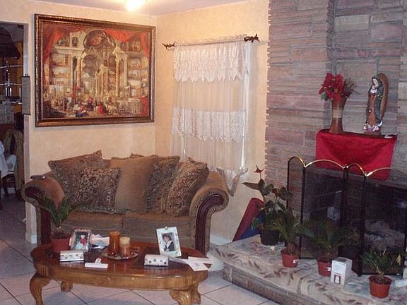 LIVING ROOM/FIREPLACE