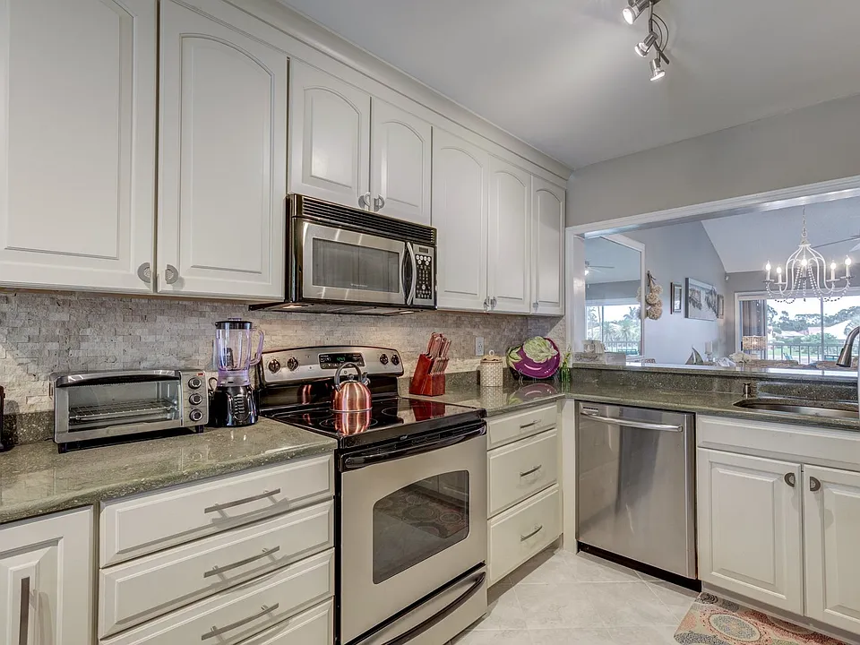 760 Augusta Blvd #D204