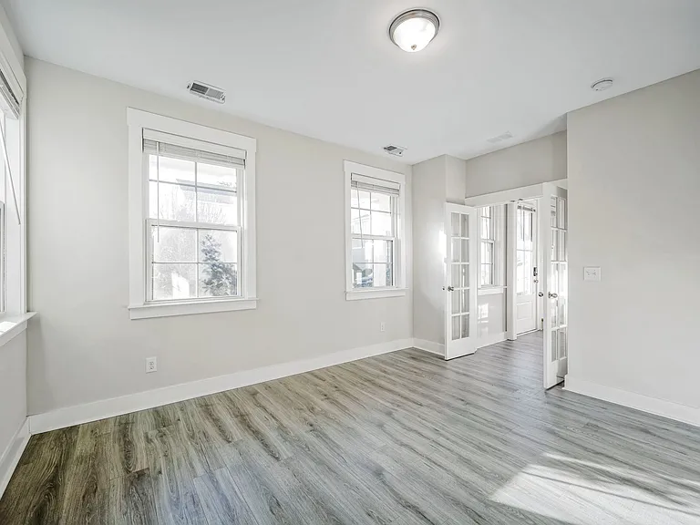 210 Ilderton St — Photo 9