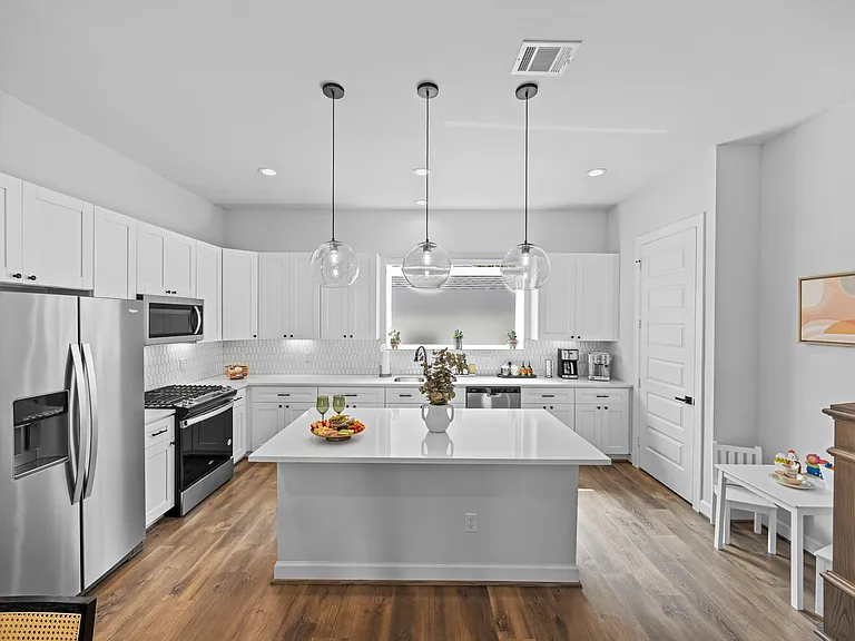 1402 Cleburne St — Photo 5