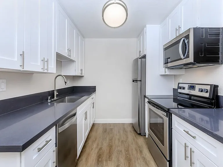 Hollister Creek Apartments — Photo 9