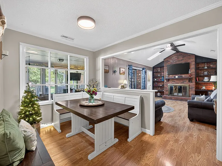 640 Summerest Ct — Photo 2
