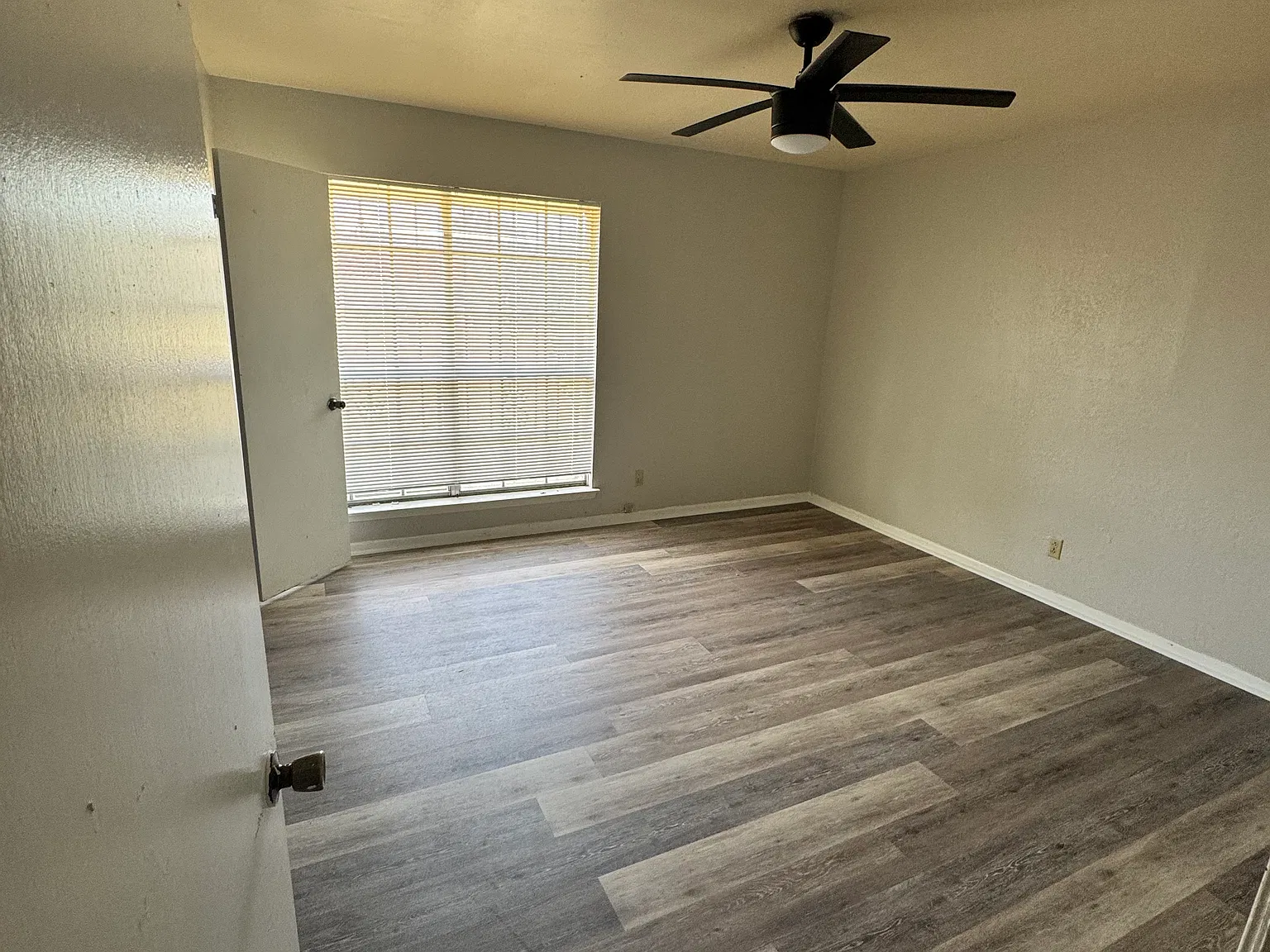 1402 Farhills Dr — Photo 3