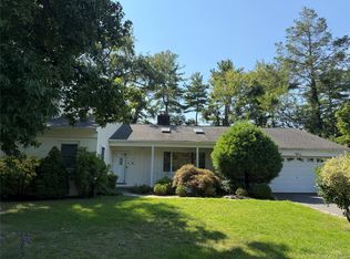 60 Oaktree Ln, Manhasset, NY 11030