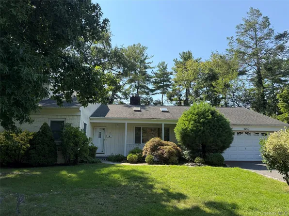 60 Oaktree Ln, Manhasset, NY 11030