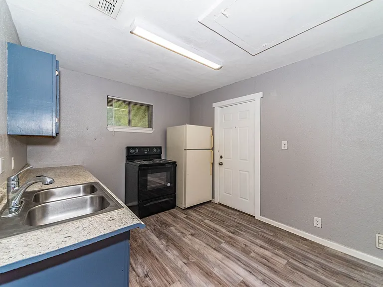 508 Bee St — Photo 11