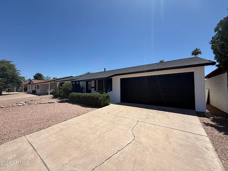14009 N 37th Pl — Photo 2