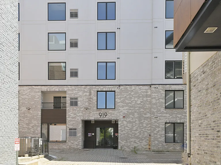 919 12th St NE — Photo 15