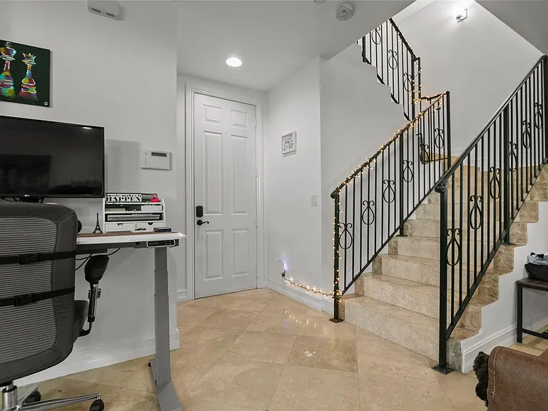732 NE 15th Ave — Photo 17