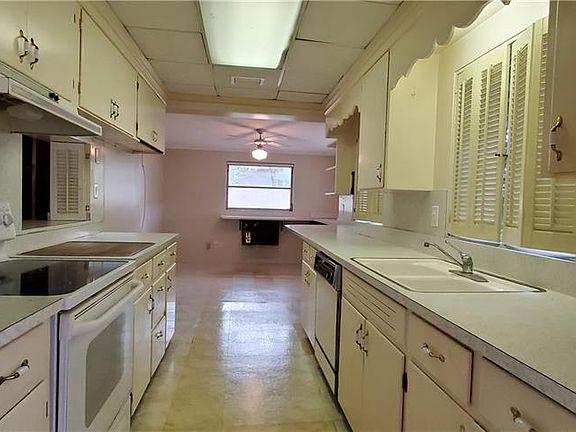 3rd image of 9 Willow Dr