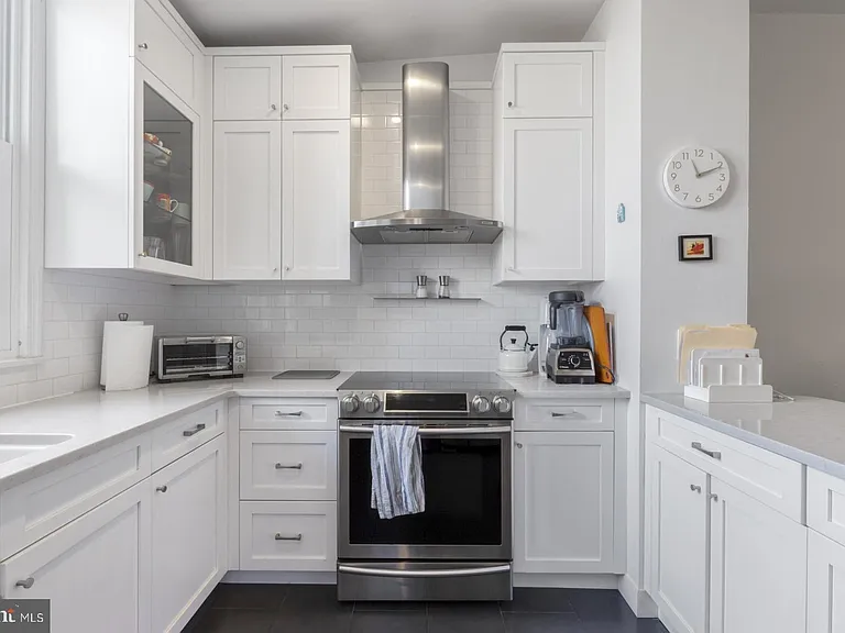 331 E Thompson St — Photo 12