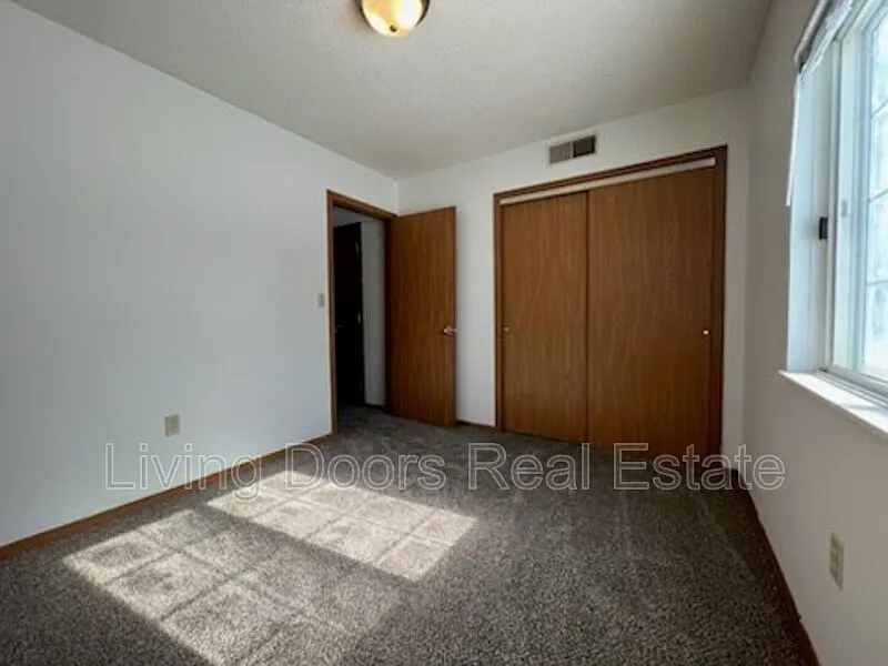 3 bed, 1.0 bath, $760 — Photo 4