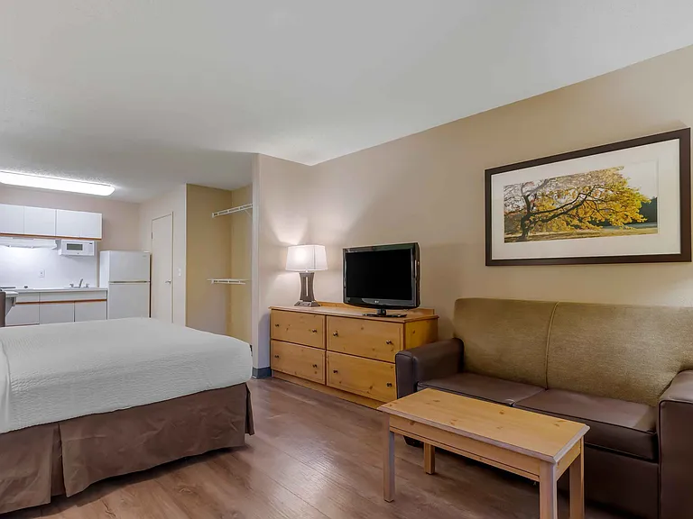 Deluxe Studio - 1 King Bed