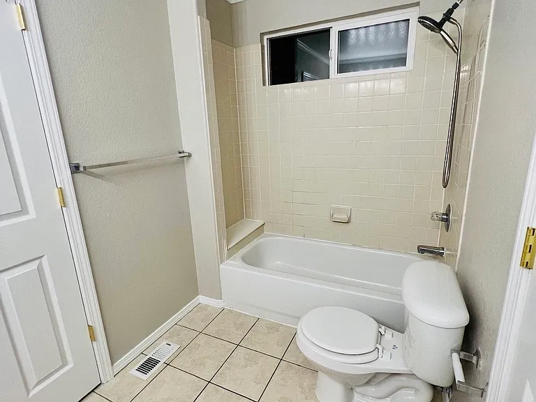 Upstairs full bathroom tub/shower, actual photo