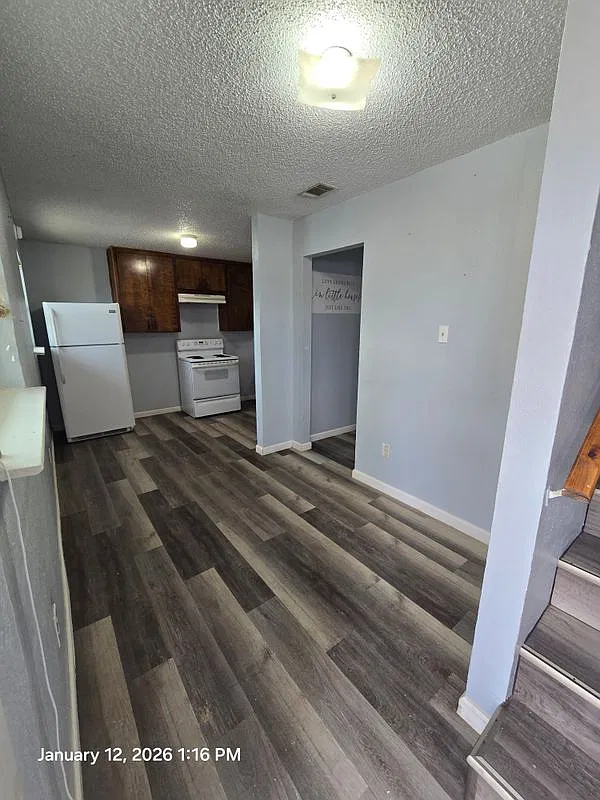 3 bed, 2.0 bath, 1008 sqft, $900 — Photo 2