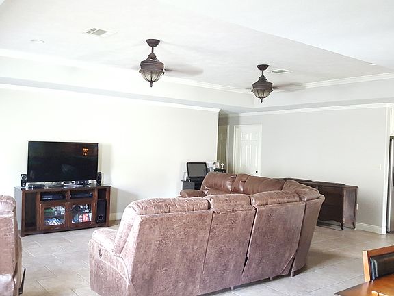 5th image of 835 Live Oak St