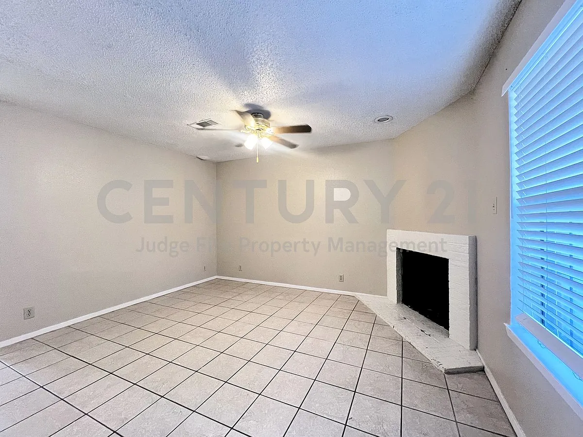 Building Photo - 929 W Hickory St #A-15