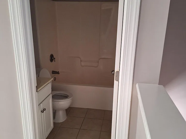 Upstairs hallway full bath