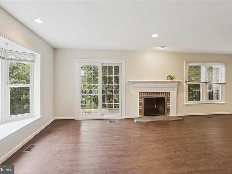7561 Heatherton Ln — Photo 8