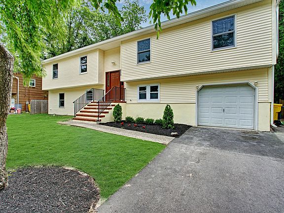 3rd image of 973 Claire Dr