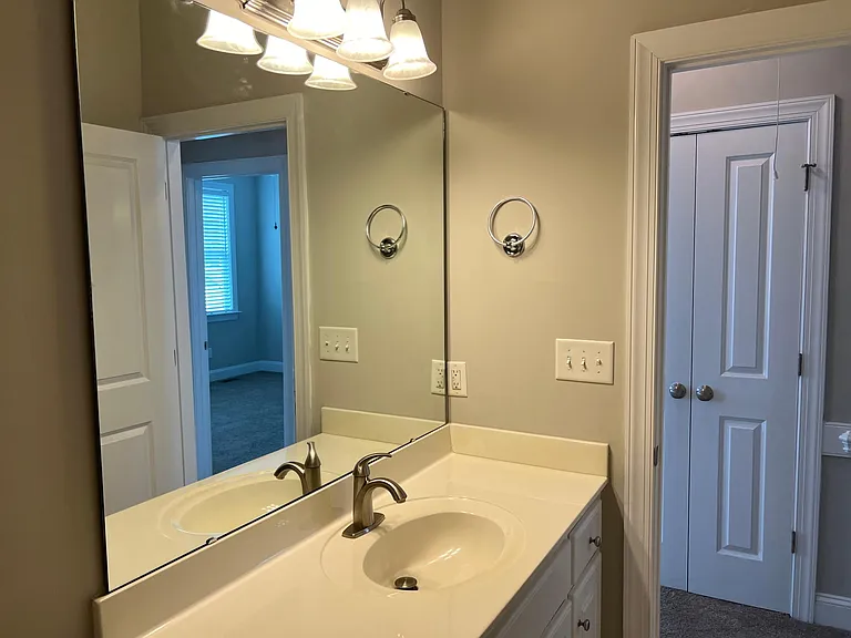 3003 Canal Drive, Wilson, NC
Hall Bath