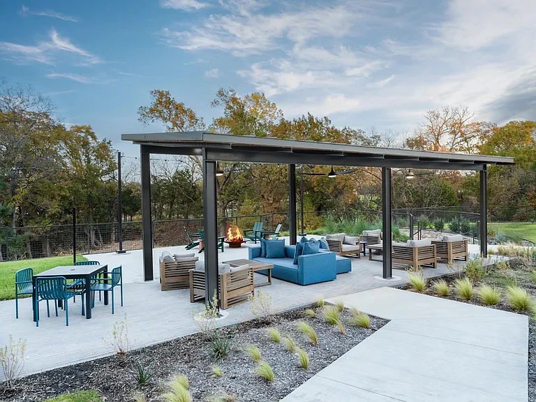 Expansive outdoor lounges at Modera McKinney Ridge offer inviting spaces to relax, gather, and enjoy tranquil natural surroundings.
