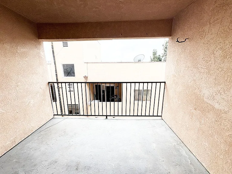 2637 S Manhattan Pl — Photo 8