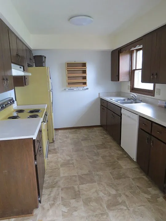 3 bed, 1.0 bath, 1430 sqft, $2,350 — Photo 2