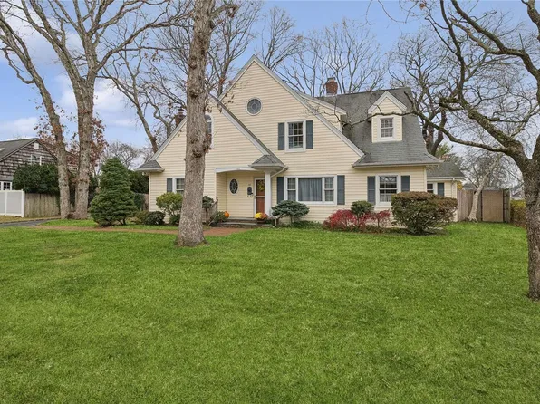 60 Hopkins Street, Sayville, NY 11782