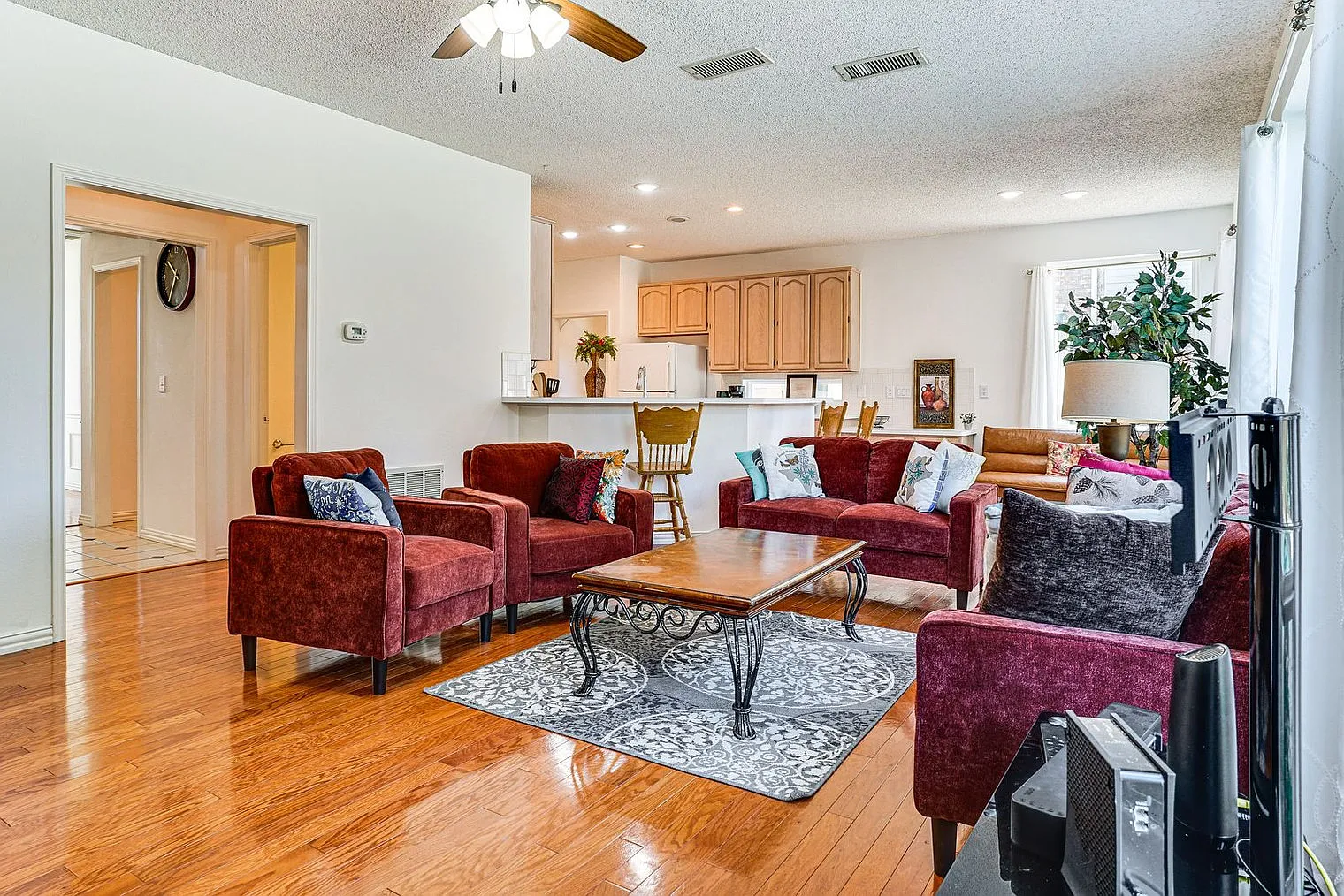 6 bed, 2.0 bath, 2970 sqft, $10,461 — Photo 4