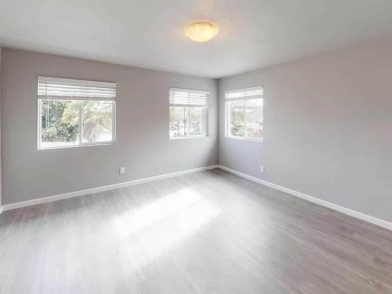 2410 Illinois St — Photo 16