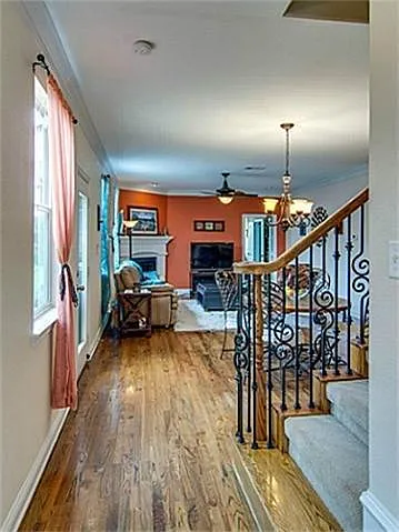 557 Mobley Way — Photo 2